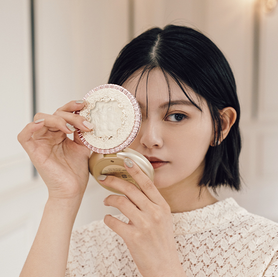 Jammy - Kanebo每年年底都會重磅推出限定商品
捧在手心宛如變身器的 #米蘭絕色蜜粉餅